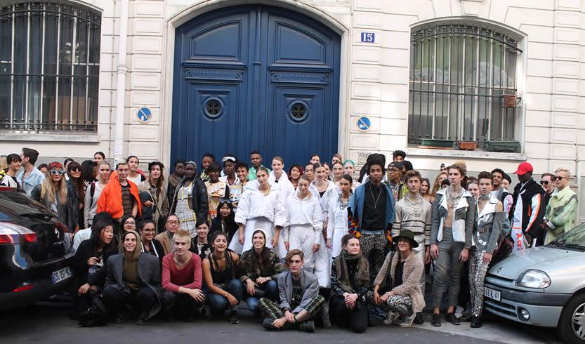 mannequins et etudiants devant l'école