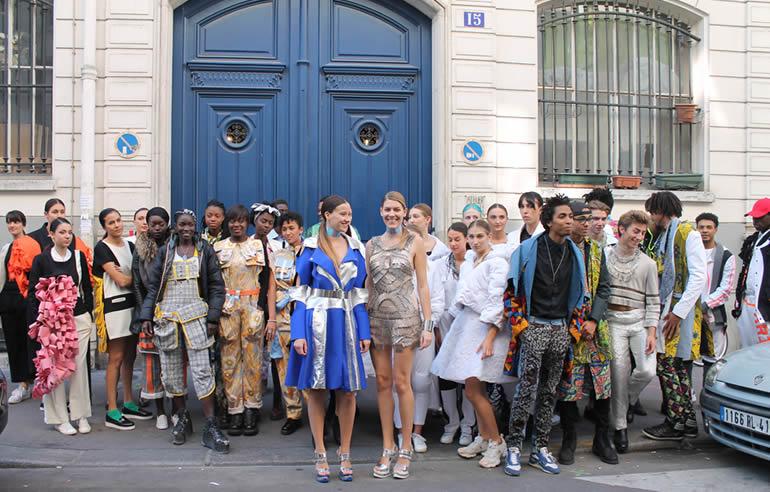 sortie des mannequins devant l'école